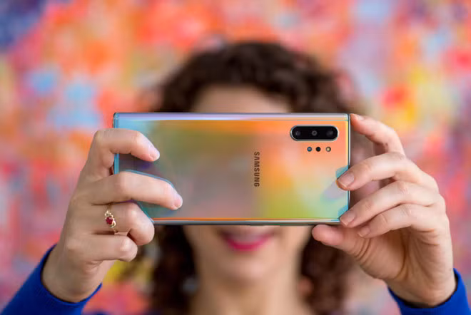 Mẫu smartphone Galaxy Note 10+ có màn hình AMOLED 6,8 inch, dung lượng lưu trữ 256 GB, điểm nhấn trên sản phẩm chính là hệ thống 4 camera cho khả năng chụp tuyệt vời ở mặt sau. Hệ thống camera được trang bị chế độ ổn định quang học (OIS) và khẩu độ thay đổi linh hoạt. Chế độ VGA với khẩu độ f/1.4 còn được đặc biệt nâng cấp để cho phép chụp những cảnh vật có độ sâu hoặc quay video ở chế độ xoá phông (Live Focus).