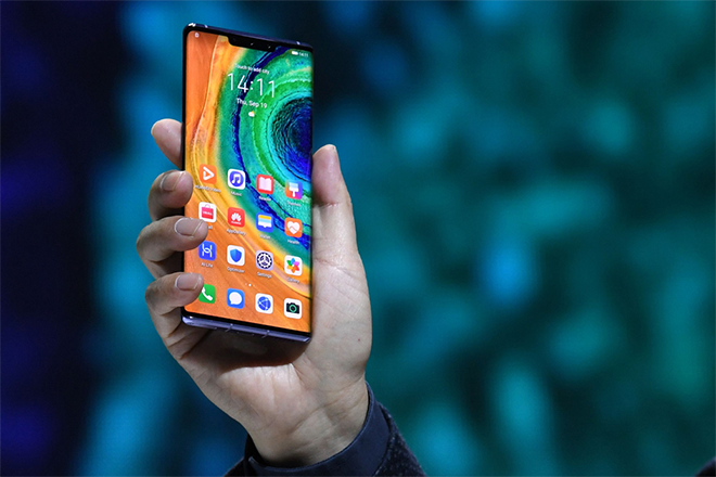 Huawei Mate 30 Pro. Đây là chiếc smartphone có hệ thống camera tuyệt vời nhờ sự kết hợp của 4 ống kính phía sau, gồm: một camera độ phân giải 40 MP (f/1.6) hỗ trợ chống rung quang học, một camera góc siêu rộng 40 MP, một camera tele 8 MP cũng hỗ trợ chống rung quang học và cảm biến đo độ sâu 3D. Khi chụp ảnh trong điều kiện đầy đủ ánh sáng, sản phẩm này mang đến độ chi tiết cao, lấy nét nhanh, chính xác. Ngoài ra, khả năng chụp ảnh ban đêm của máy cũng được cải thiện đáng kể, ít bị noise hơn so với các đối thủ khác. Đây cũng là mẫu smartphone được Dxomark (trang đánh giá chất lượng camera) xếp hạng là mẫu smartphone chụp ảnh đẹp nhất thế giới hiện nay.