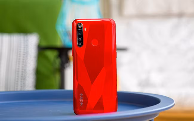 3. Realme 5s đỏ Realme 5s có tùy chọn màu đỏ với các đường vân kim cương rất đẹp Với giá tiền gần 5 triệu đồng các bạn sẽ được sử dụng Realme 5s, với cấu hình “ổn áp”, có tận 4 camera sau với cảm biến chính 48 MP. Realme 5s có tùy chọn màu đỏ với các đường vân kim cương rất đẹp, tạo hiệu ứng thị giác tốt dù chỉ được hoàn thiện bằng nhựa.