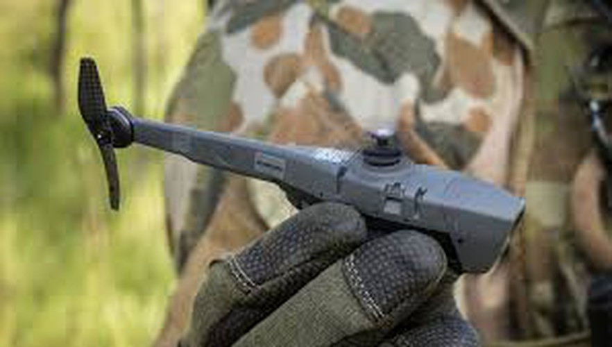 Trong điều kiện chiến đấu, binh sĩ có thể ẩn nấp trong một vị trí an toàn, điều khiển Black Hornet PRS âm thầm thực hiện nhiệm vụ trinh sát tình hình địch.