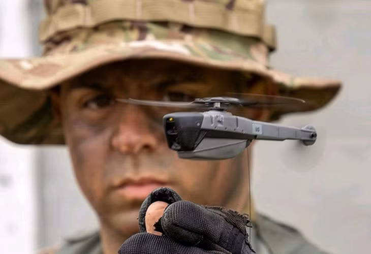 Cơ sở dữ liệu đa phương tiện thu được từ UAV trinh sát siêu nhỏ được lưu trữ trên bộ nhớ của đài thông tin liên lạc đa phương tiện của bộ chỉ huy tác chiến.