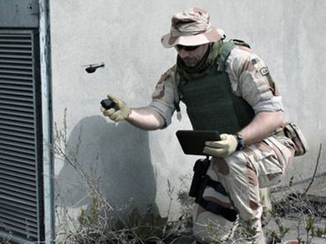 Trên màn hình luôn hiển thị các thông tin thu được một cách sắc nét trong bất kể điều kiện ngày và đêm.