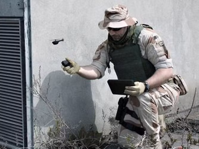 Trên màn hình luôn hiển thị các thông tin thu được một cách sắc nét trong bất kể điều kiện ngày và đêm.