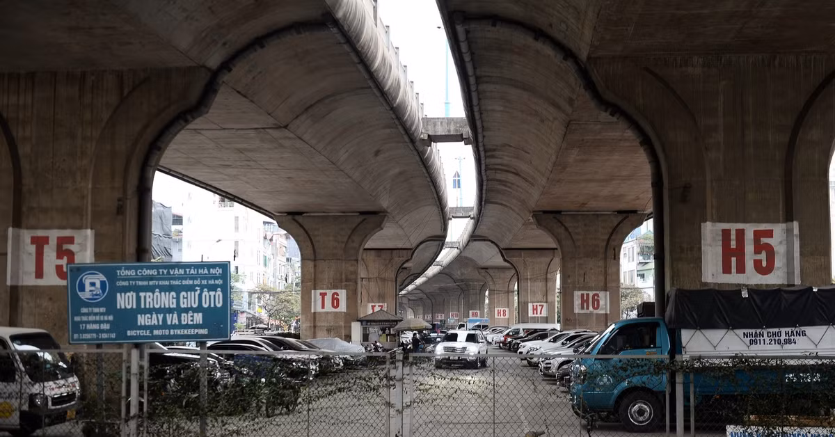 Bo GTVT tra loi ve viec trong giu xe duoi gam cau vuot