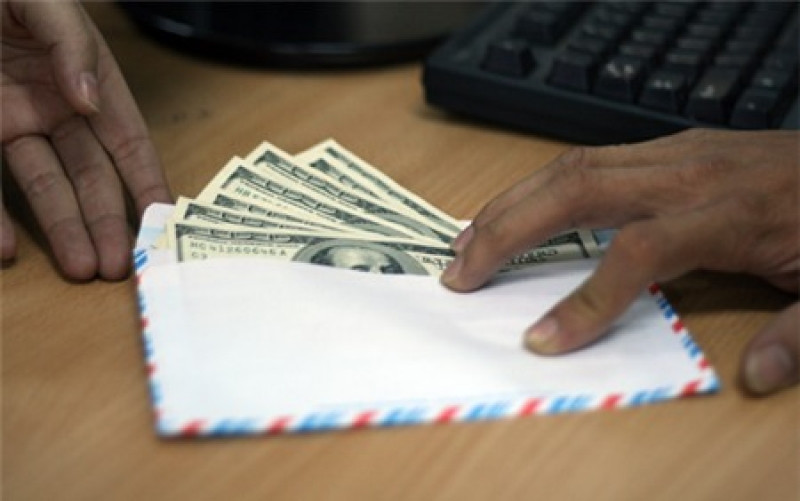 Để cảm ơn Nguyễn Văn Trịnh, trong quá trình công ty Việt Á sản xuất, tiêu thụ test xét nghiệm, Phan Quốc Việt đã 2 lần đưa cho Nguyễn Văn Trịnh tổng số tiền 200.000 USD. (Ảnh minh họa) 