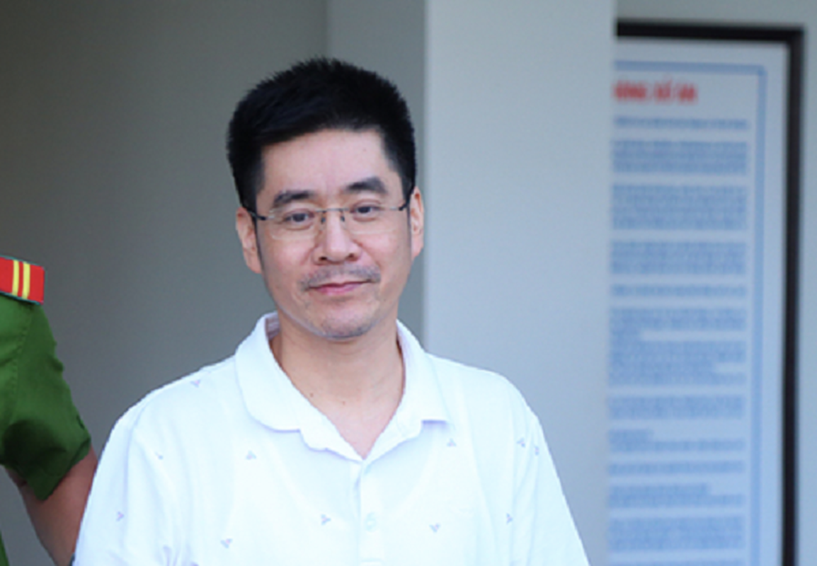 HĐXX cũng đánh giá việc Hưng tiếp xúc, gặp gỡ Hằng, người đang bị điều tra ở ngoài trụ sở cơ quan mà không báo cáo với đơn vị là vi phạm quy định của Bộ Công an.