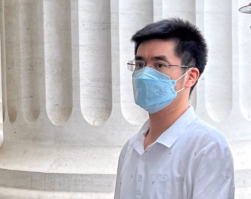 Tại tòa, bị cáo Hưng cho rằng khởi tố anh ta là tùy tiện, liều lĩnh, xem nhẹ sinh mạng người khác. "Việc cơ quan điều tra ra quyết định khởi tố như vậy hoàn toàn không có bất cứ chứng cứ nào, mà chỉ dựa vào lời khai duy nhất của anh Nguyễn Anh Tuấn. Bản thân bị cáo là người trong cùng cơ quan cũng không có bất cứ cơ hội nào được giải trình, được trình bày về những lời khai của anh Tuấn và đó cũng là căn cứ để buộc tội bị cáo", Hưng tự bào chữa.