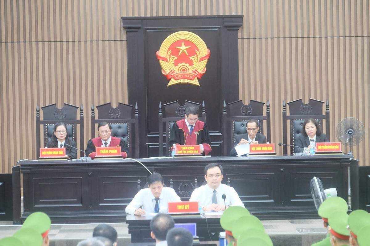 Khi công bố bản án và tuyên án chung thân bị cáo Hoàng Văn Hưng, HĐXX khẳng định, bị cáo Hoàng Văn Hưng không oan. HĐXX đưa ra nhiều căn cứ buộc tội đối với Hưng, phần lớn là từ lời khai của ông Nguyễn Anh Tuấn và Nguyễn Thị Thanh Hằng. Cụ thể, căn cứ vào lời khai của ông Tuấn và Hằng về việc Hưng nhận "chạy án" cho Hằng và Lê Hồng Sơn; việc Hưng yêu cầu đưa tiền; các cuộc gặp gỡ, nội dung các cuộc gặp; căn cứ vào nội dung ghi chép của Hằng về 13 lần chuyển tiền cho ông Tuấn để đưa cho Hưng...