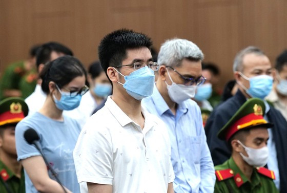 Bị cáo Hưng còn cho rằng, nguyên nhân chính dẫn tới bị truy tố oan là do các cơ quan tiến hành tố tụng. “Cơ quan An ninh điều tra đã cố tình buộc tội oan đối với bị cáo. Cơ quan điều tra đã tự gán cho bị cáo tội lừa đảo và ra quyết định khởi tố bị can", Hưng nói và đưa ra nhiều phân tích cho rằng cơ quan điều tra "bỏ lọt tội phạm" đối với hành vi của bị cáo Tuấn có dấu hiệu tội lừa đảo chiếm đoạt tài sản và môi giới hối lộ khi nhận hơn 2 triệu USD từ Hằng.