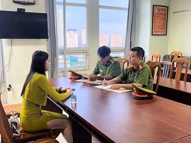 Ban dam nghin do, cac nu tiep vien hang khong co bi duoi viec?