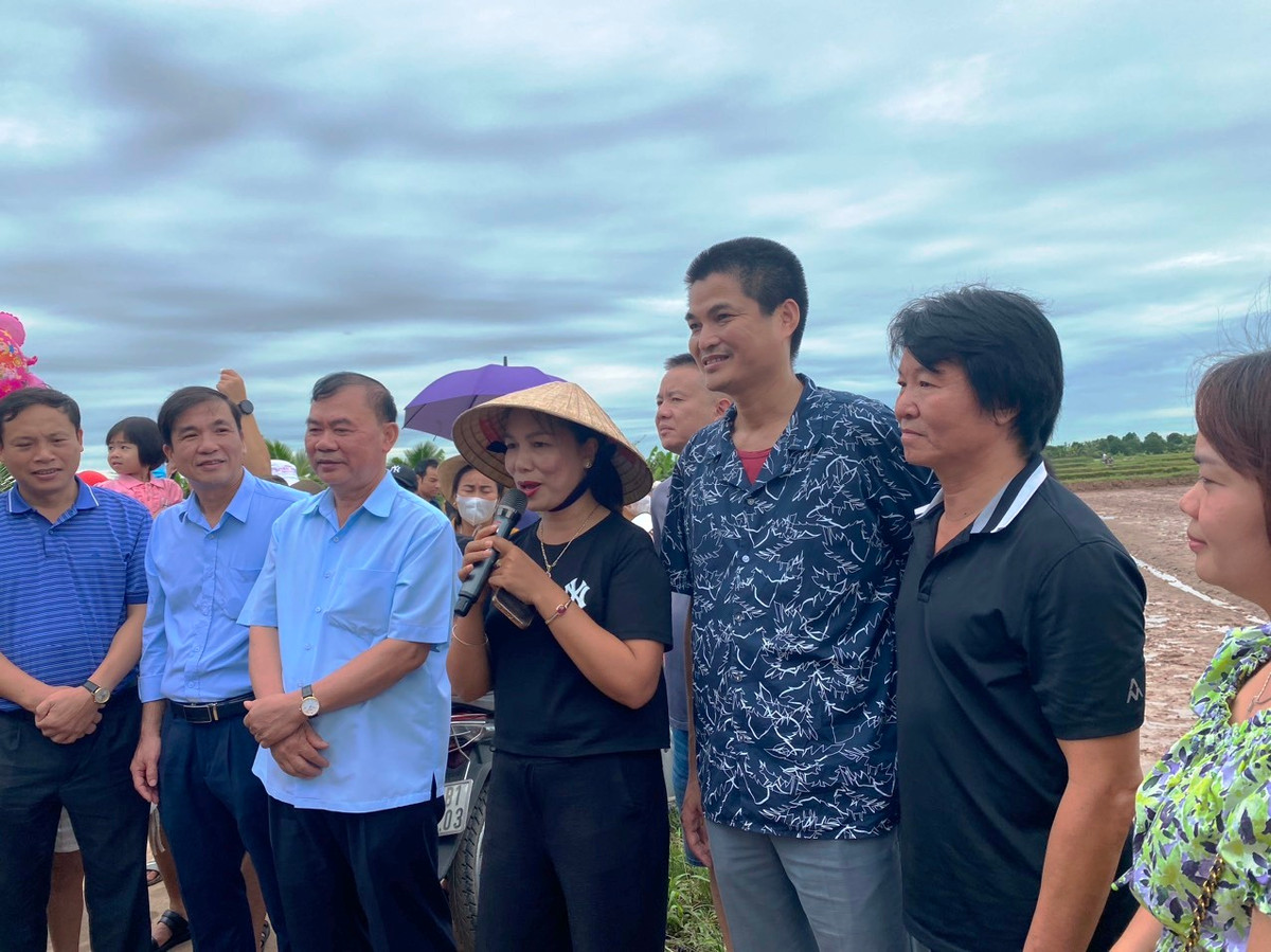 Sự kiện khiến nhiều du khách, người dân thích thú.