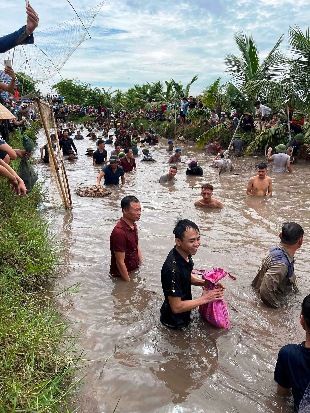 Nhiều người dân hào hứng tham gia lễ hội.