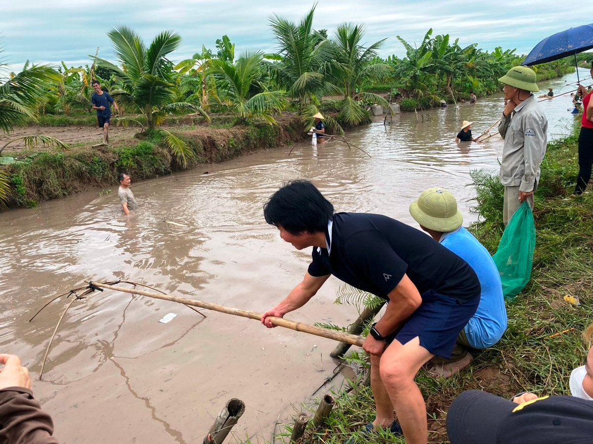 Ngoài bắt cá bằng nơm, nhiều người sử dụng các vật dụng như vó, lưới...