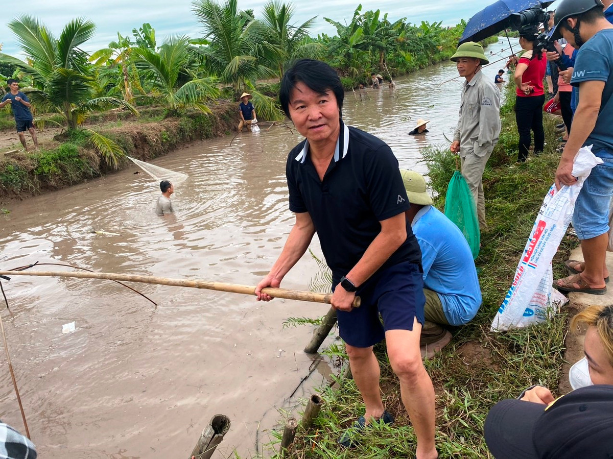 Một số nghệ sĩ cũng về dự, tham gia với người dân xã An Thanh.