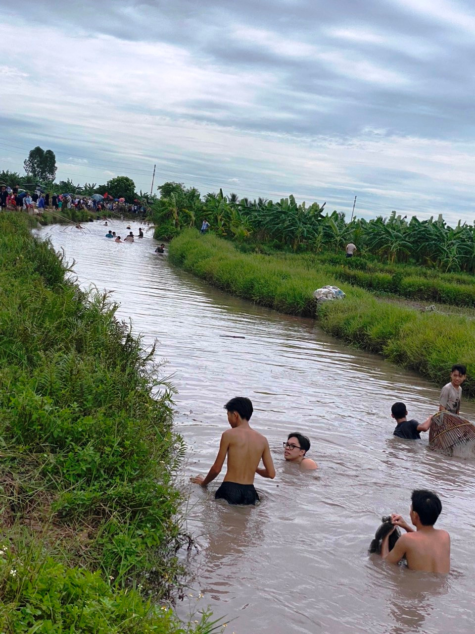Khúc sông quê có nhiều cá để phục vụ lễ hội.