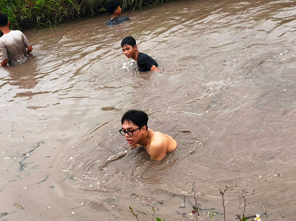 Hội bắt cá khiến nhiều người gợi nhớ tuổi thơ.