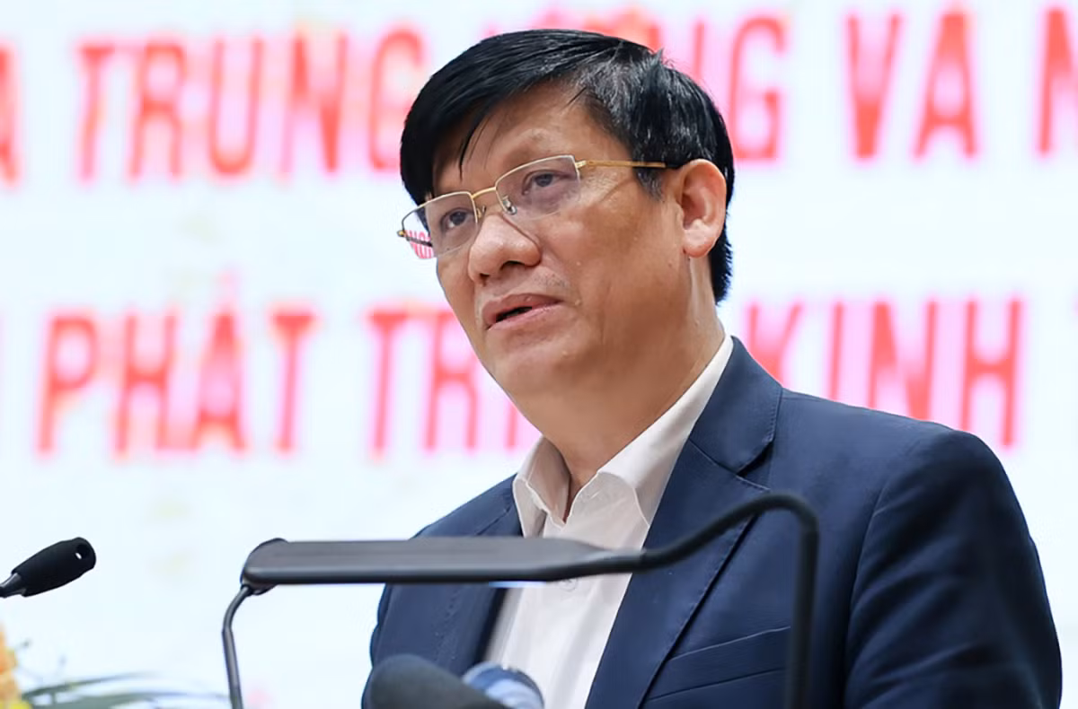 Tiếp đó, ngày 29/6/2021, bị can Phan Quốc Việt tiếp tục đến trụ sở Bộ Y tế gặp ông Long để bàn về việc sản xuất vắc xin phòng dịch COVID-19 theo chủ trương của Chính phủ. Sau khi nói chuyện được khoảng 15 phút thì Việt lấy 1 túi vải bên trong chứa 50.000 USD đưa cho bị can Long và ra về.