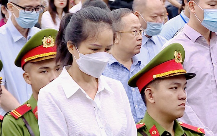  Cựu Cục trưởng Lãnh sự Nguyễn Thị Hương Lan: Bị cáo buộc nhận hơn 25 tỷ đồng từ các doanh nghiệp khi thực hiện chuyến bay giải cứu, Nguyễn Thị Hương Lan bị VKS đề nghị mức án 19 – 20 năm tù giam. HĐXX đánh giá, bị cáo Nguyễn Thị Hương Lan đã nhận hối lộ nhiều lần với số tiền trên 25 tỷ đồng gây bức xúc cho xã hội, ảnh hưởng xấu đến việc thực hiện chính sách nhân đạo của Nhà nước và hình ảnh của đội ngũ cán bộ công chức. Do đó, cần có hình phạt nghiêm, cao hơn mức đề nghị của VKS tại phiên tòa mới đủ tác dụng giáo dục, răn đe tội phạm.