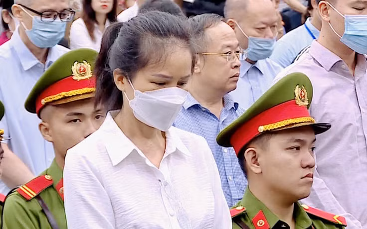  Cựu Cục trưởng Lãnh sự Nguyễn Thị Hương Lan: Bị cáo buộc nhận hơn 25 tỷ đồng từ các doanh nghiệp khi thực hiện chuyến bay giải cứu, Nguyễn Thị Hương Lan bị VKS đề nghị mức án 19 – 20 năm tù giam. HĐXX đánh giá, bị cáo Nguyễn Thị Hương Lan đã nhận hối lộ nhiều lần với số tiền trên 25 tỷ đồng gây bức xúc cho xã hội, ảnh hưởng xấu đến việc thực hiện chính sách nhân đạo của Nhà nước và hình ảnh của đội ngũ cán bộ công chức. Do đó, cần có hình phạt nghiêm, cao hơn mức đề nghị của VKS tại phiên tòa mới đủ tác dụng giáo dục, răn đe tội phạm.