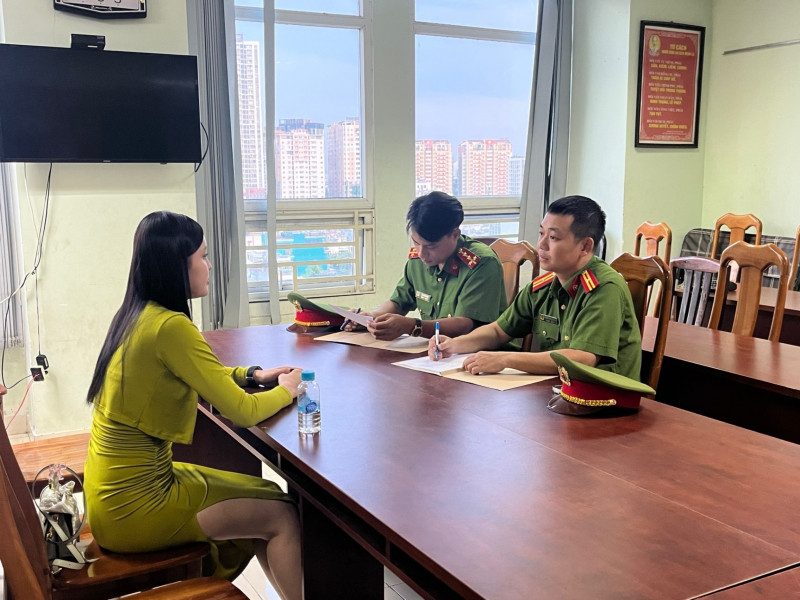 Nhieu nu tiep vien hang khong trong duong day ban dam nghin do