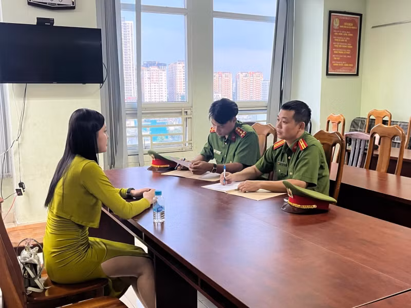 Nhieu nu tiep vien hang khong trong duong day ban dam nghin do