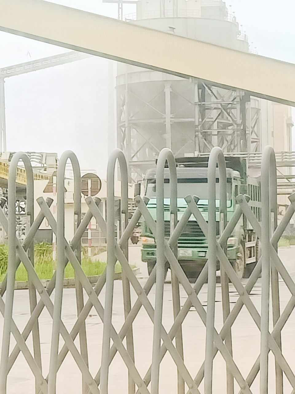 Bui tro xi NM Nhiet dien: UBND tinh Hai Duong yeu cau tam dung xuat xi thai-Hinh-6