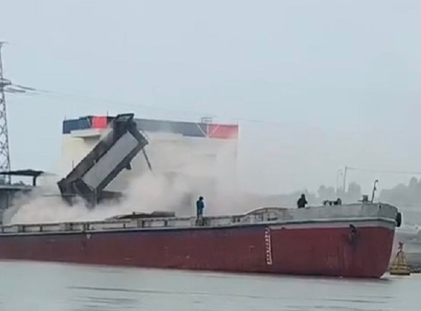 Bụi mù mịt do tro xỉ Nhà máy Nhiệt điện BOT Hải Dương, dân bức xúc Bui mu mit do tro xi Nha may Nhiet dien BOT Hai Duong, dan buc xuc