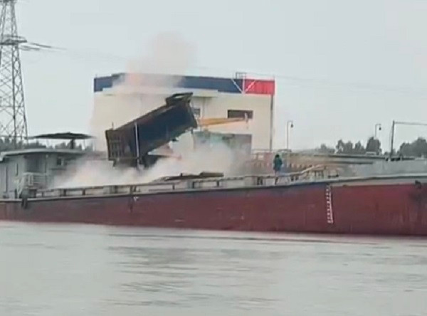 Bụi mù mịt do tro xỉ Nhà máy Nhiệt điện BOT Hải Dương, dân bức xúc - Hình 2 Bui mu mit do tro xi Nha may Nhiet dien BOT Hai Duong, dan buc xuc-Hinh-2