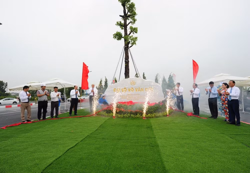 Hai Duong: Bi thu Tinh uy du le gan bien dai lo Vo Van Kiet