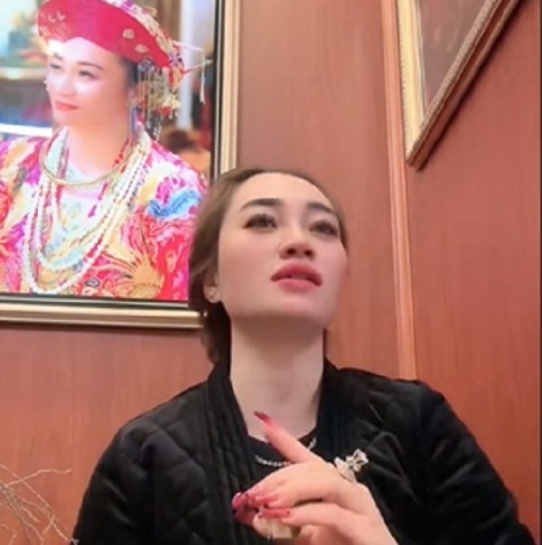 Theo yêu cầu của Hương, anh Xuân đã đặt cọc 15 triệu đồng, trong đó có chuyển 10 triệu đồng qua tài khoản (từ tài khoản của bà Hằng đến tài khoản của Hương); số tiền còn lại anh đã đưa trực tiếp cho Hương. Sau đó, anh Xuân cùng vợ mang 165 triệu đồng đến nhà Hương. Vào thời điểm vợ chồng anh giao tiền có cả người giúp việc của Hương cũng ngồi đếm tiền. Sau khi nhận tiền, Hương hẹn anh Xuân vào chiều 9/12 sẽ cùng Hương đi đến một ngôi đền ở tỉnh Lạng Sơn cúng lễ. 