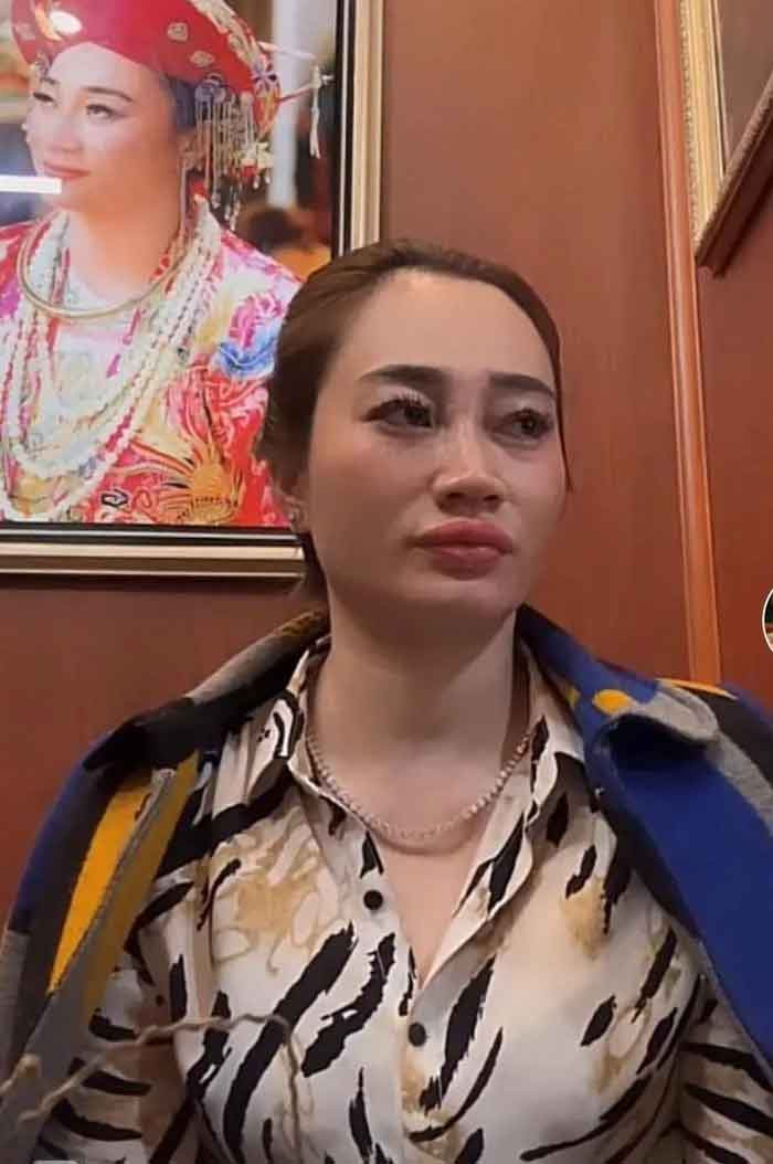 Mỗi lần bổ cau, cô có thể nói vanh vách về một vấn đề nào đó. Đáng chú ý, những clip vừa xem bói vừa bổ cau do cô tự quay bỗng chốc có hàng triệu lượt xem. Kịch bản khá đơn giản: mở đầu cô đồng hỏi về chuyện gia đình, công việc. Sau mỗi câu hỏi đều kèm cụm câu "đúng nhận sai cãi". 