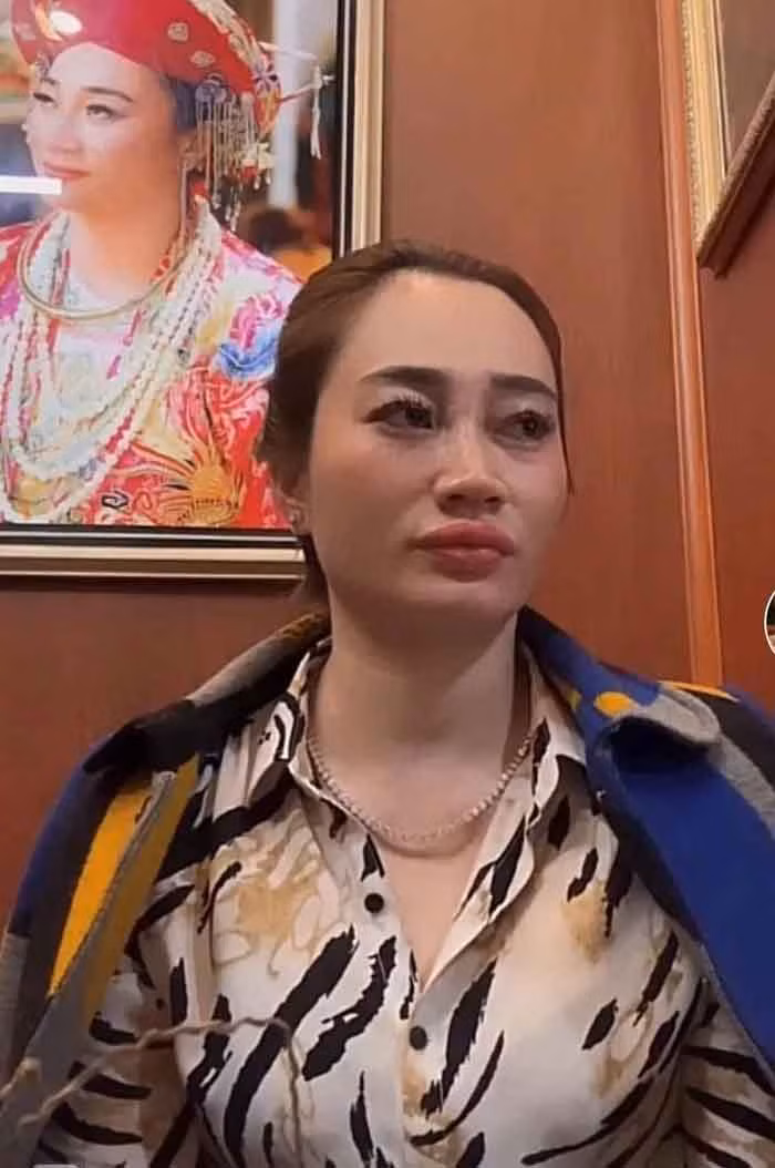 Mỗi lần bổ cau, cô có thể nói vanh vách về một vấn đề nào đó. Đáng chú ý, những clip vừa xem bói vừa bổ cau do cô tự quay bỗng chốc có hàng triệu lượt xem. Kịch bản khá đơn giản: mở đầu cô đồng hỏi về chuyện gia đình, công việc. Sau mỗi câu hỏi đều kèm cụm câu "đúng nhận sai cãi". 