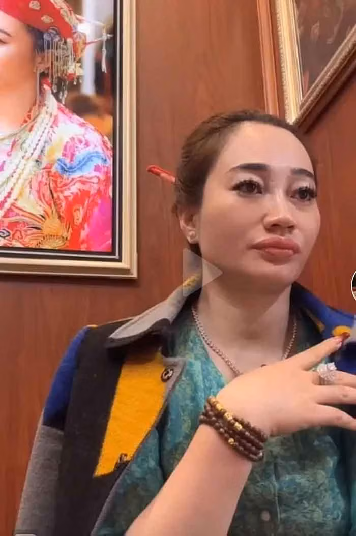 Cô đồng này có thể đọc tên những người xung quanh đến xem khiến nhiều người nửa tin nửa ngờ. Đặc điểm của những đoạn video được cô đồng Trương Hương đăng tải có vẻ ghi lại những lần coi bói trực tiếp của cô với "khách hàng".