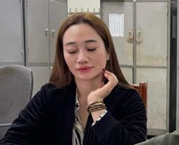 Theo đó, cuối năm 2022, anh Xuân cùng mẹ đẻ đến nhà Hương để xem bói, xem phong thuỷ, tìm hiểu về những khó khăn trong cuộc sống của gia đình. Tại đây, Hương đưa thông tin nói gia đình anh Xuân đang ở bị yểm bùa, trước cửa nhà có ma quỷ quấy phá...vận hạn của gia đình. “Có bệnh thì vái tứ phương”, khi nghe thấy Hương nói vậy, anh X và mẹ đẻ vô cùng lo lắng. Sau đó, họ đã hỏi Hương cách “giải hạn”. Hương “phán” rằng muốn giải quyết được thì anh Xuân và mẹ đẻ phải làm lễ giải tiến hình (tức là phải có hình nhân thế mạng), di cung hoán số cho cả nhà và làm lễ để phù hợp hướng nhà và cúng bái bát hương. 