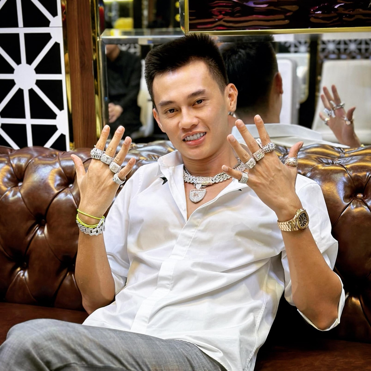 Việc Khanh bị bắt liên quan đơn tố giác tội phạm của chị L.N.T.H (SN 1991, trú tại Thủ Đức) tố cáo Khanh có hành vi “Lừa đảo chiếm đoạt tài sản”. Chị H có 1 xe ô tô trị giá 10 tỷ đồng và nhờ Khanh bán xe. Tháng 3/2023, Khanh nói chị H muốn bán xe thì đem qua showroom của Khanh để bán vì có khách muốn mua xe, chị H đồng ý. Sau đó, do cần tiền trả nợ nên Khanh nói dối chị H đưa giấy tờ xe và đưa xe ô tô của chị H cho Mohamach Da Pha đi cầm lấy 2 tỷ đồng.