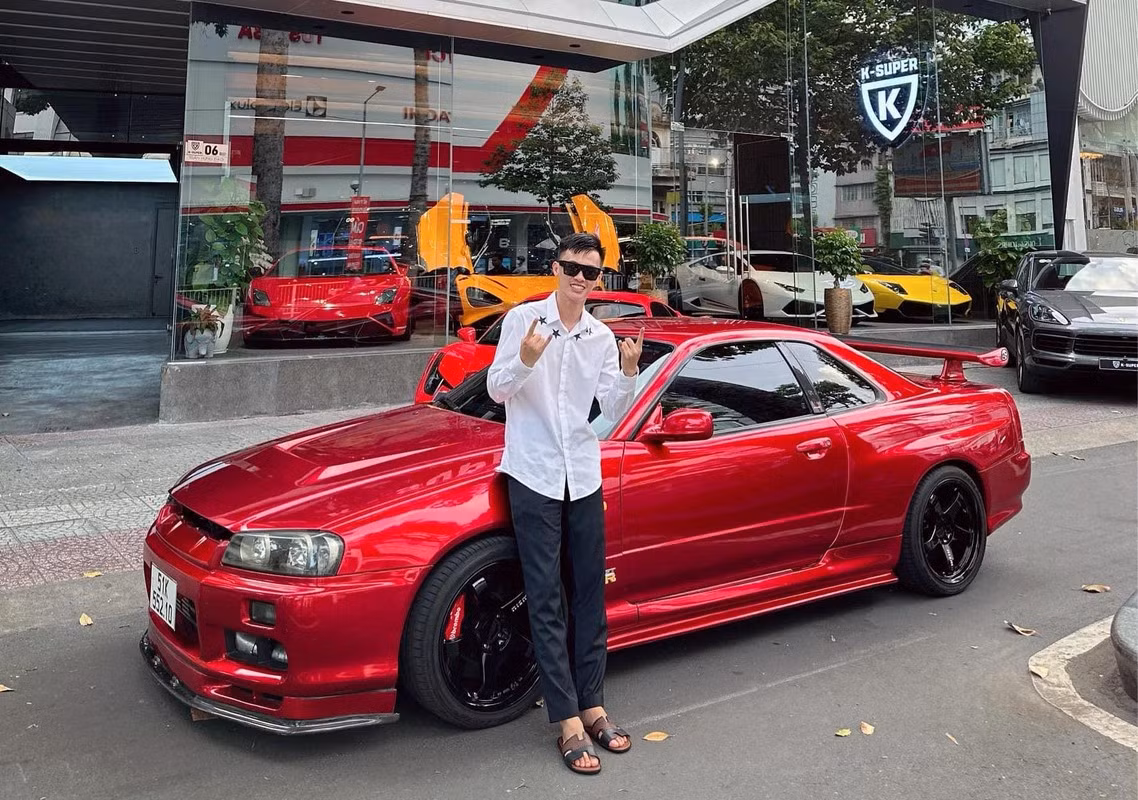 Bên cạnh đó, Cơ quan Cảnh sát điều tra còn tiếp nhận nhiều trình báo về việc Phan Công Khanh nợ tiền của nhiều cá nhân như: nợ anh K (TPHCM) hơn 100 triệu đồng tiền mua hoa tặng khách hàng khi mua xe; nợ chị B (Hà Nội) 25 triệu đồng tiền thuê xe cẩu và nợ nhiều người khác tiền vật liệu sửa chữa, xây dựng showroom để khai trương...