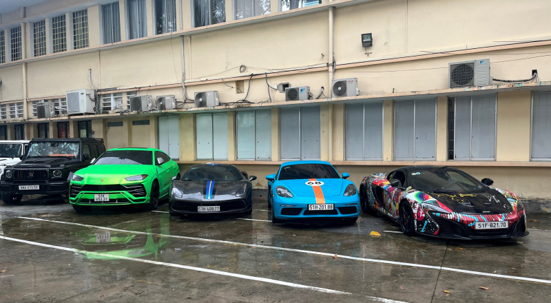 Thời gian qua, Khanh Super thường xuyên đăng tải lên mạng xã hội hình ảnh chụp cùng những mẫu xe đắt đỏ như Rolls-Royce, McLaren, Lamborghini, Ferrari, Porsche, G63... để thỏa mãn sở thích cá nhân và phục vụ cho công việc "buôn" siêu xe. Phan Công Khanh cũng thường đăng ảnh chụp với những đại gia "chơi xe" khét tiếng... mà còn với nhiều nghệ sĩ tiếng tăm cùng một số tuyển thủ bóng đá nổi tiếng. Trên mạng xã hội, Phan Công Khanh thường xuyên đăng tải những bài viết làm từ thiện, giấy chứng nhận của cơ quan chức năng khi xây nhà cho người dân.