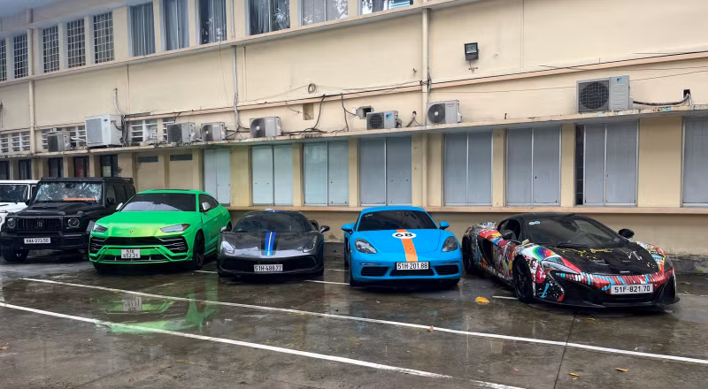 Thời gian qua, Khanh Super thường xuyên đăng tải lên mạng xã hội hình ảnh chụp cùng những mẫu xe đắt đỏ như Rolls-Royce, McLaren, Lamborghini, Ferrari, Porsche, G63... để thỏa mãn sở thích cá nhân và phục vụ cho công việc "buôn" siêu xe. Phan Công Khanh cũng thường đăng ảnh chụp với những đại gia "chơi xe" khét tiếng... mà còn với nhiều nghệ sĩ tiếng tăm cùng một số tuyển thủ bóng đá nổi tiếng. Trên mạng xã hội, Phan Công Khanh thường xuyên đăng tải những bài viết làm từ thiện, giấy chứng nhận của cơ quan chức năng khi xây nhà cho người dân.