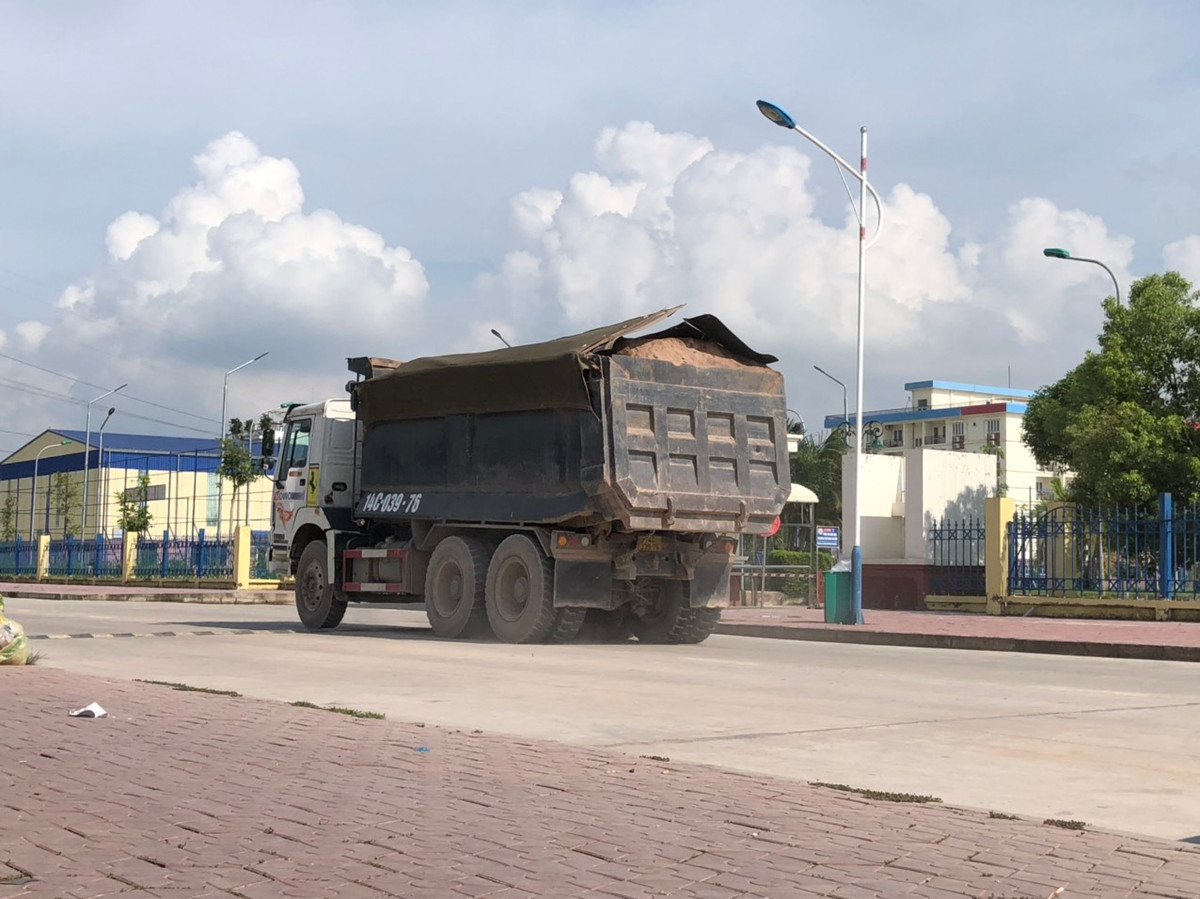 NM Nhiet dien Hai Duong: Bi tam dung duong thuy, dung container cat noc…cho tro, xi-Hinh-4