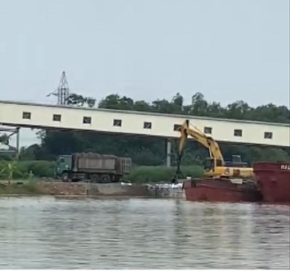 NM Nhiet dien Hai Duong: Bi tam dung duong thuy, dung container cat noc…cho tro, xi-Hinh-2