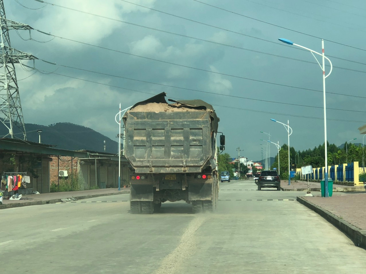 NM Nhiet dien Hai Duong: Bi tam dung duong thuy, dung container cat noc…cho tro, xi-Hinh-5