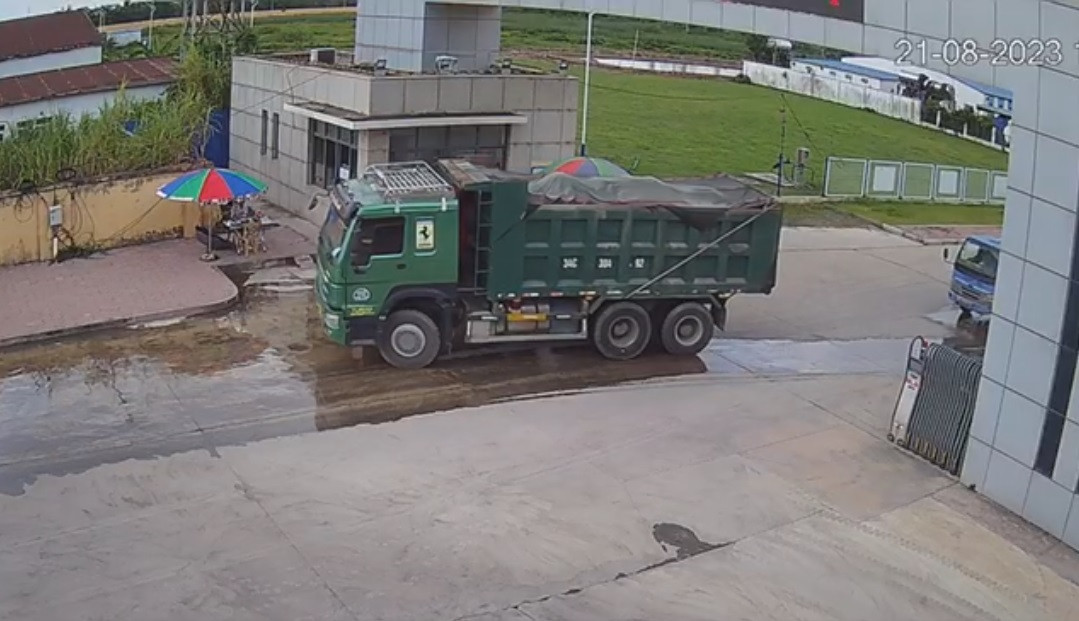 Bui NM Nhiet dien Hai Duong: Nhieu co quan giam sat...xe cho tro, xi van chay ram ro-Hinh-7