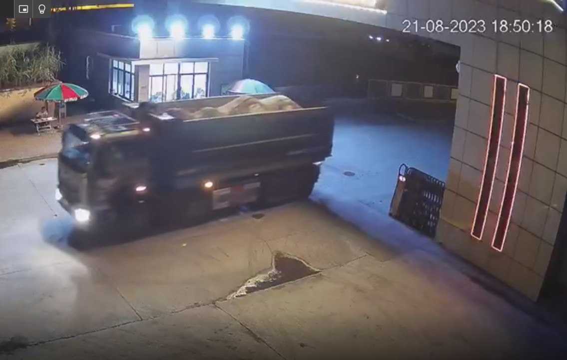 Bui NM Nhiet dien Hai Duong: Nhieu co quan giam sat...xe cho tro, xi van chay ram ro-Hinh-8