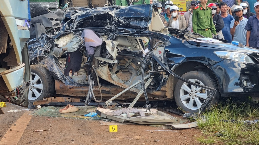 TNGT 3 thành viên CLB HAGL tử vong: Tài xế xe tải vi phạm thế nào? TNGT 3 thanh vien CLB HAGL tu vong: Tai xe xe tai vi pham the nao?