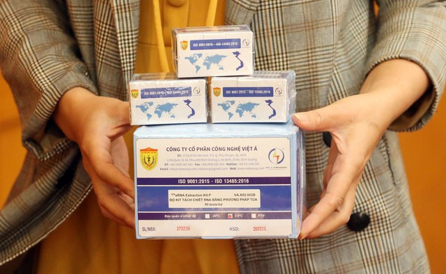 Khi Việt Á được Bộ Y tế cấp số đăng ký lưu hành, ông Hùng đã tham mưu đề xuất và dự thảo nội dung để lãnh đạo Bộ KH&amp;CN tổ chức họp báo công bố kết quả nghiên cứu Đề tài. Bộ KH&amp;CN ra thông cáo báo chí thể hiện "Bộ Y tế đã cấp phép sử dụng kit xét nghiệm cho Công ty Việt Á, năng lực sản xuất của Công ty Việt Á". Hùng cũng là người đã tham mưu, đề xuất để ông Chu Ngọc Anh ký Quyết định khen thưởng và ký Tờ trình đề nghị Thủ tướng khen thưởng cho Công ty Việt Á không đúng thẩm quyền, không đúng thành tích; cung cấp thông tin để các cơ quan báo chí đăng thông tin tuyên truyền không đúng sự thật, tạo điều kiện quảng bá hình ảnh cho Việt Á và sản phẩm kit xét nghiệm của công ty. 