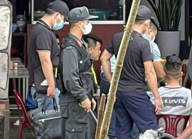 Trước đó, Cơ quan Cảnh sát điều tra Công an tỉnh nhận được các đơn tố giác về tội phạm liên quan đến hành vi “Bắt, giữ người trái pháp luật” do Nguyễn Quốc Quân, Hoàng Thái Mạnh và Nguyễn Phi Cường thực hiện vào ngày 17/8/2021 tại huyện Hướng Hóa.