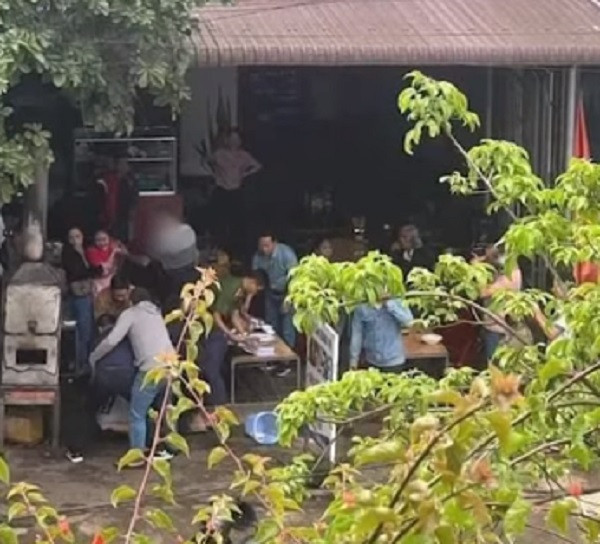 Quá trình giải quyết nguồn tin về tội phạm, trên cơ sở các tài liệu chứng cứ thu thập được, xét thấy cần áp dụng ngay các biện pháp khẩn cấp để kiểm tra, xác minh theo quy định của pháp luật, ngày 25/8, Cơ quan CSĐT Công an tỉnh Quảng Trị đã tiến hành “Giữ người trong trường hợp khẩn cấp” đối với Nguyễn Quốc Quân, Nguyễn Phi Cường và Hoàng Thái Mạnh. Thời điểm bị bắt, Quân đang ăn sáng tại một quán ăn trên đường Hồ Chí Minh (đoạn qua địa phận thị trấn Khe Sanh).