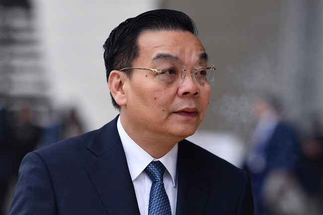 Ông Chu Ngọc Anh nhận quà, khi dọn phòng mới biết có 200.000 USD Ong Chu Ngoc Anh nhan qua, khi don phong moi biet co 200.000 USD