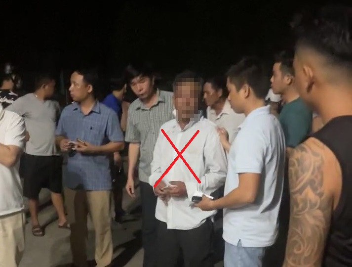 Đang làm rõ nghi án bé gái bị người đàn ông bắt cóc khi đang chơi ở vỉa hè Dang lam ro nghi an be gai bi nguoi dan ong bat coc khi dang choi o via he