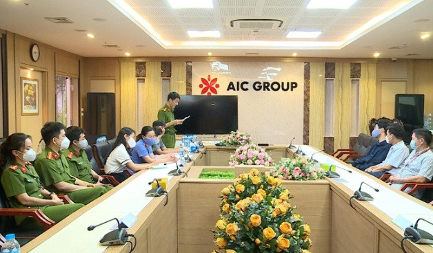 Bị can Nguyễn Hồng Sơn, Phó Tổng giám đốc Công ty AIC đang bị truy nã theo quyết định truy nã số 08 của Cơ quan CSĐT Bộ Công an, bị truy tố về hành vi phạm tội “Vi phạm quy định về đấu thầu gây hậu quả nghiêm trọng”, quy định tại khoản 3, Điều 222 Bộ luật Hình sự. (Ảnh: Cơ quan công an khám xét trụ sở AIC)